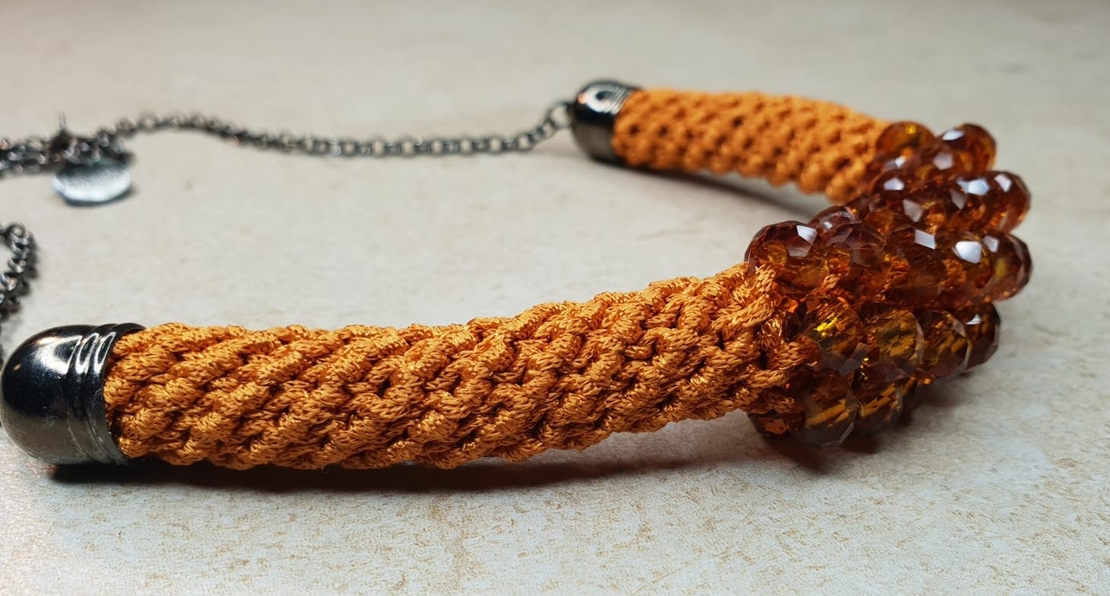 שרשרת איילת | תכשיט משולב קריסטלים  | תכשיט כתום חלודה