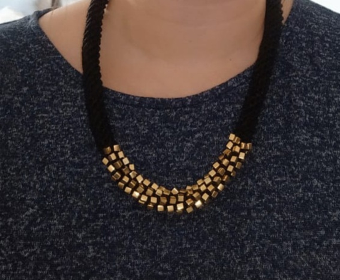 שרשרת שחור / זהב - אלישבע