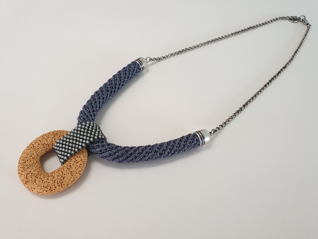 שרשרת שלווה | תכשיט תליון לבה | תכשיט אפור & חרדל 