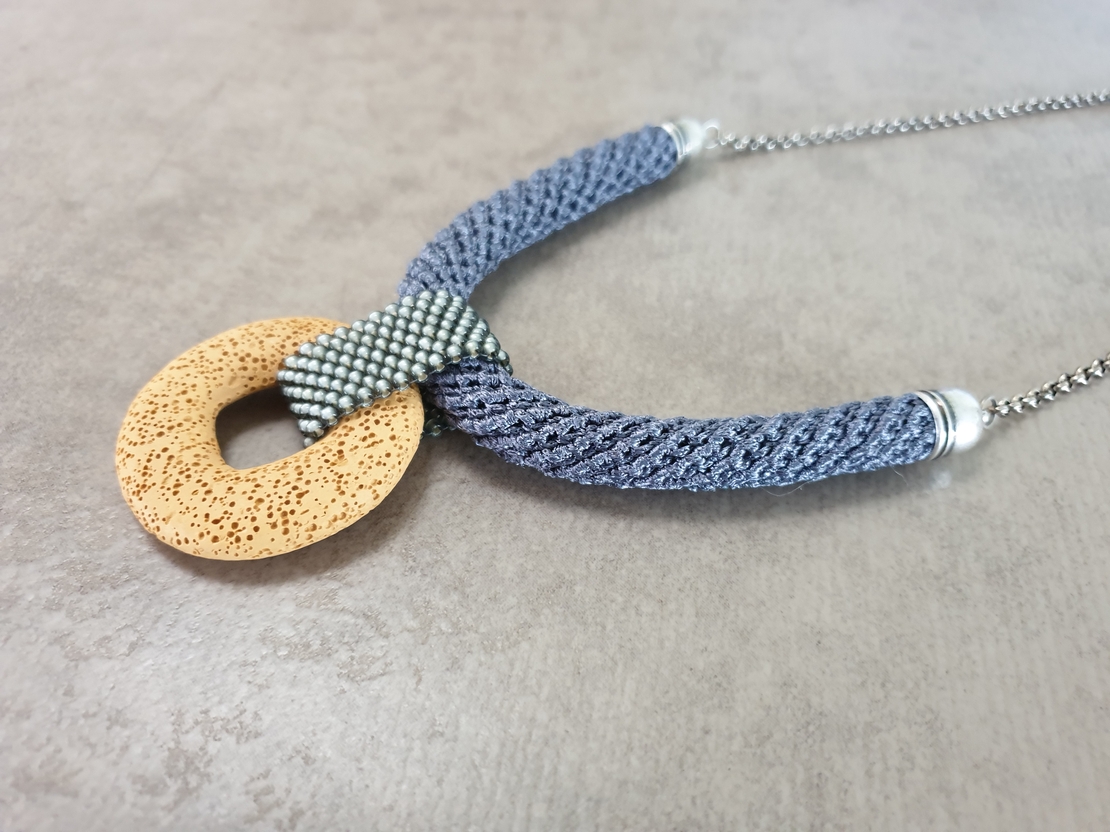 שרשרת שלווה | תכשיט תליון לבה | תכשיט אפור & חרדל 