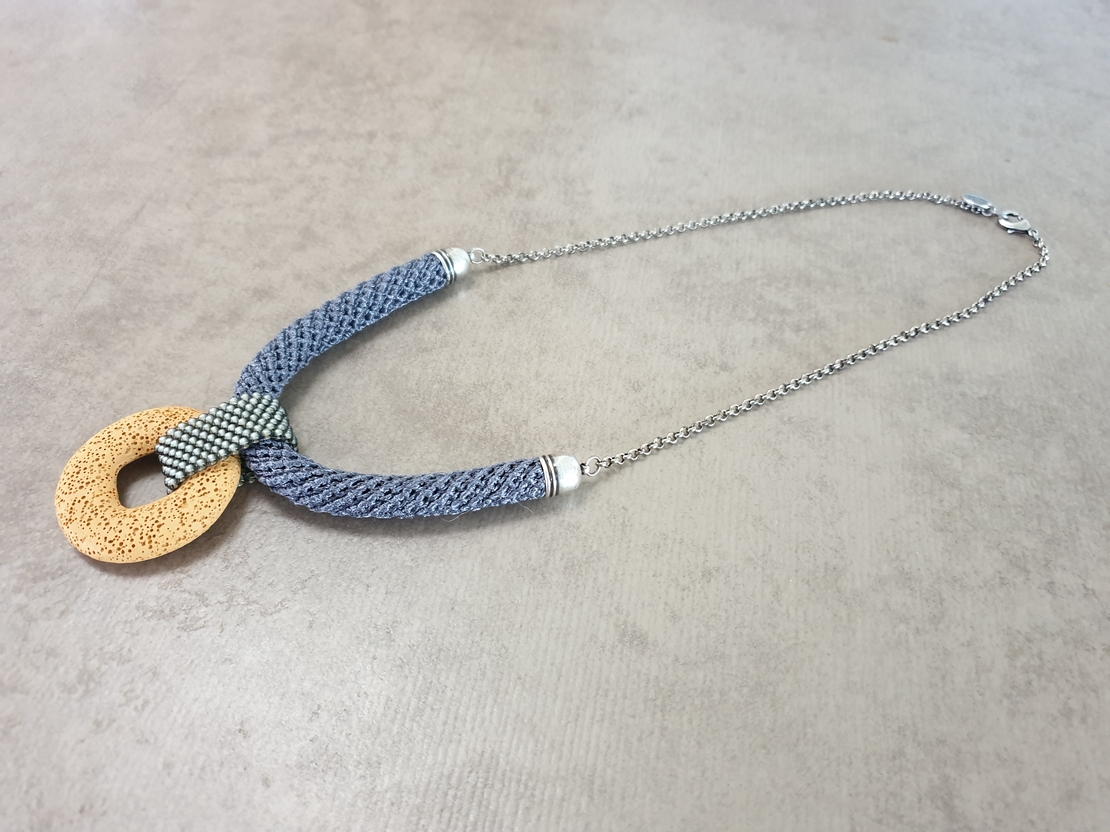 שרשרת שלווה | תכשיט תליון לבה | תכשיט אפור & חרדל 