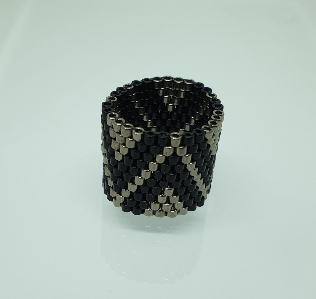 טבעת שחר | טבעת שזורה מחרוזים | טבעת שחור & כסף 