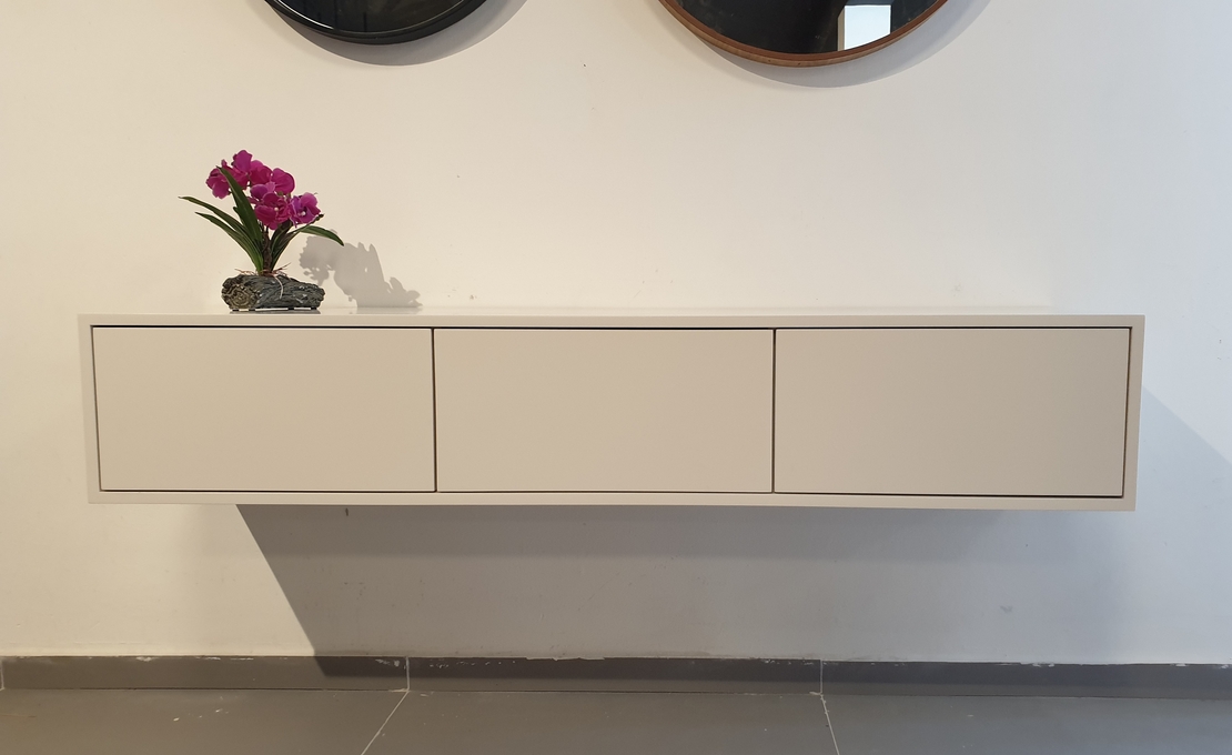 מזנון טלווזיה צף לבן