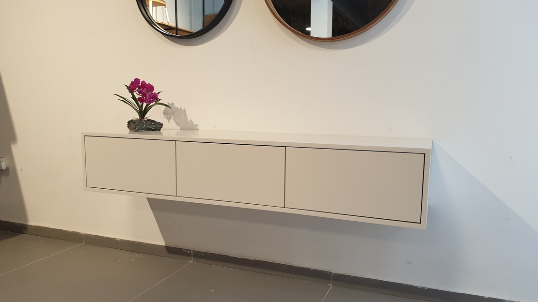 מזנון טלווזיה צף לבן