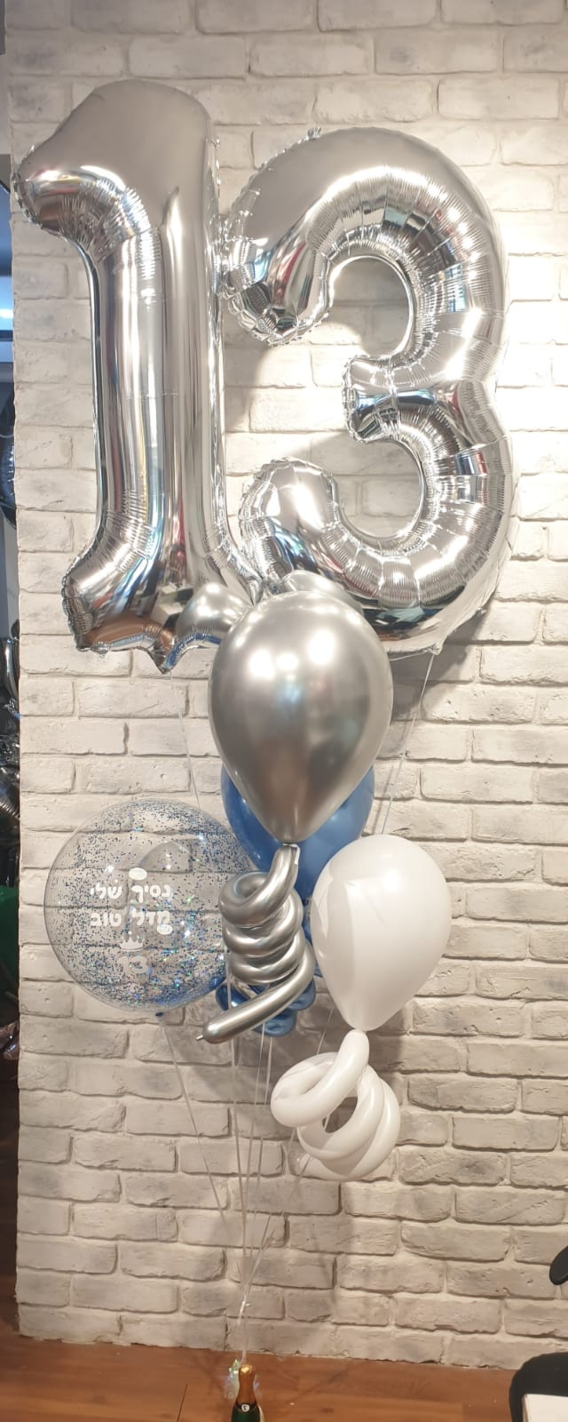 זר ספרות עם עיטורים 153