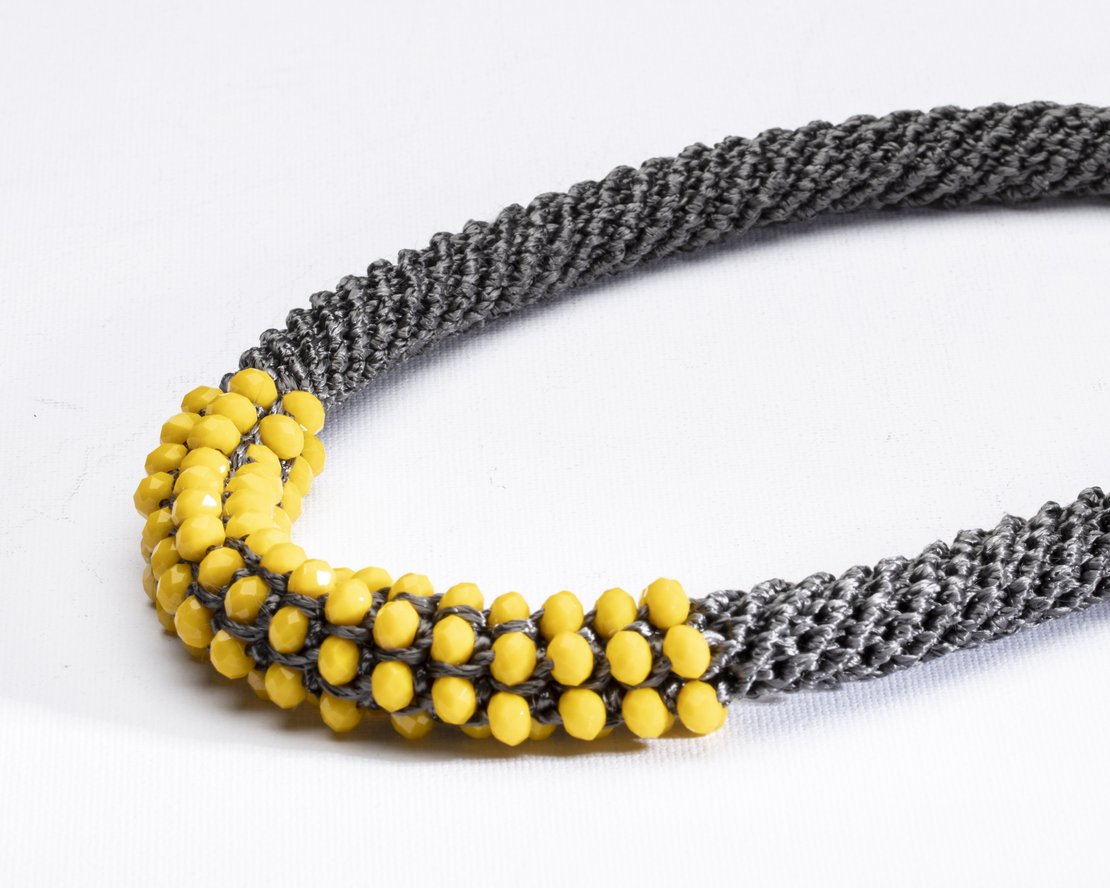 שרשרת אילה | תכשיט משולב קריסטלים | תכשיט אפור & צהוב 