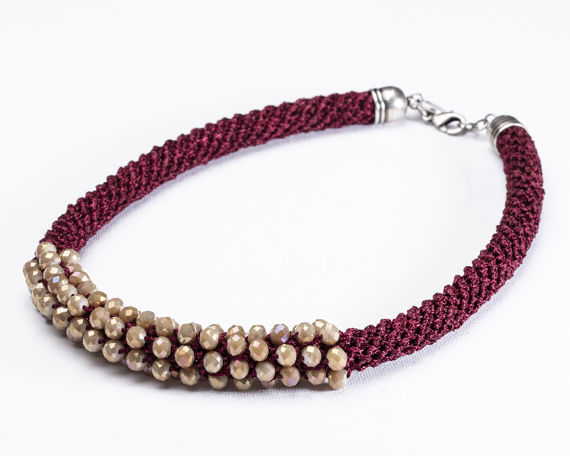 שרשרת אילה | תכשיט משולב קריסטלים | תכשיט  בורדו & קרם 