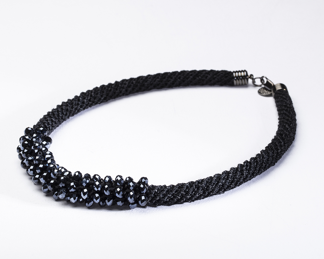 שרשרת שחור / כחול מתכתי - אילה 