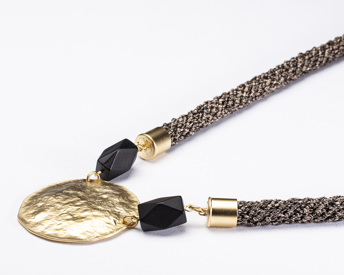 שרשרת ענבל | תכשיט תליון עיגול | תכשיט שחור & זהב 