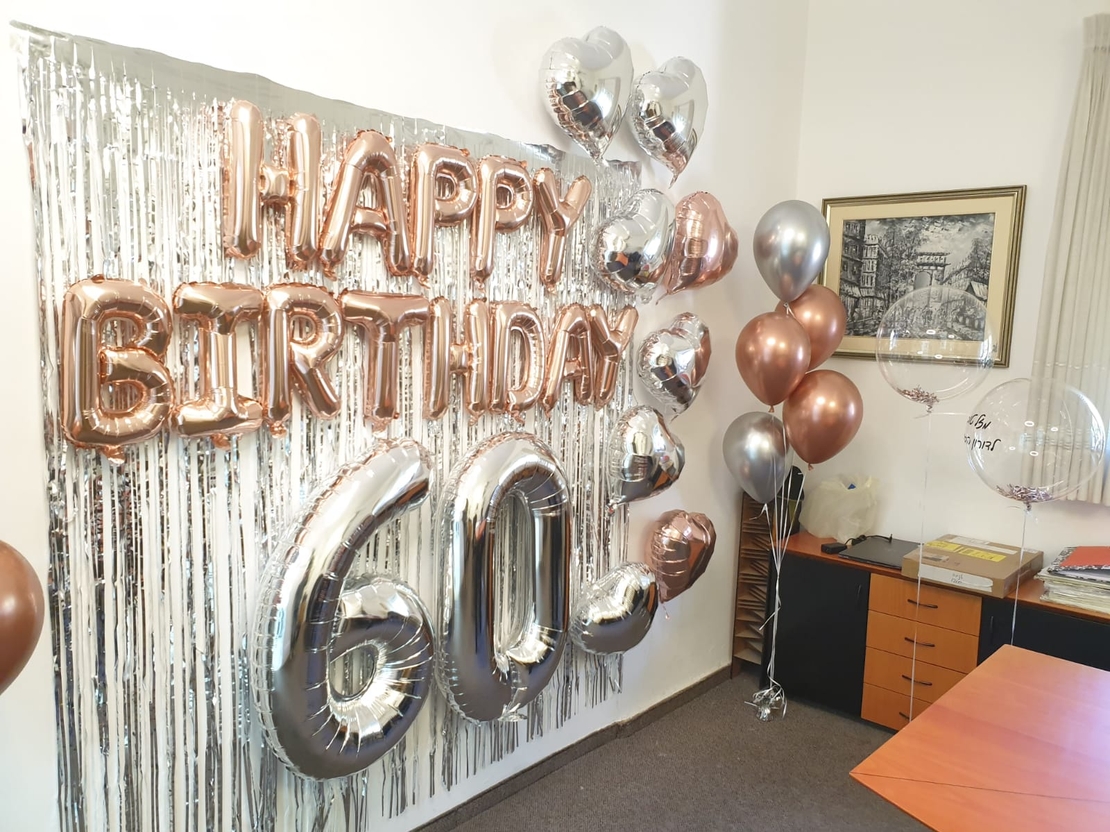 קיר  יום הולדת בתוספת זרים