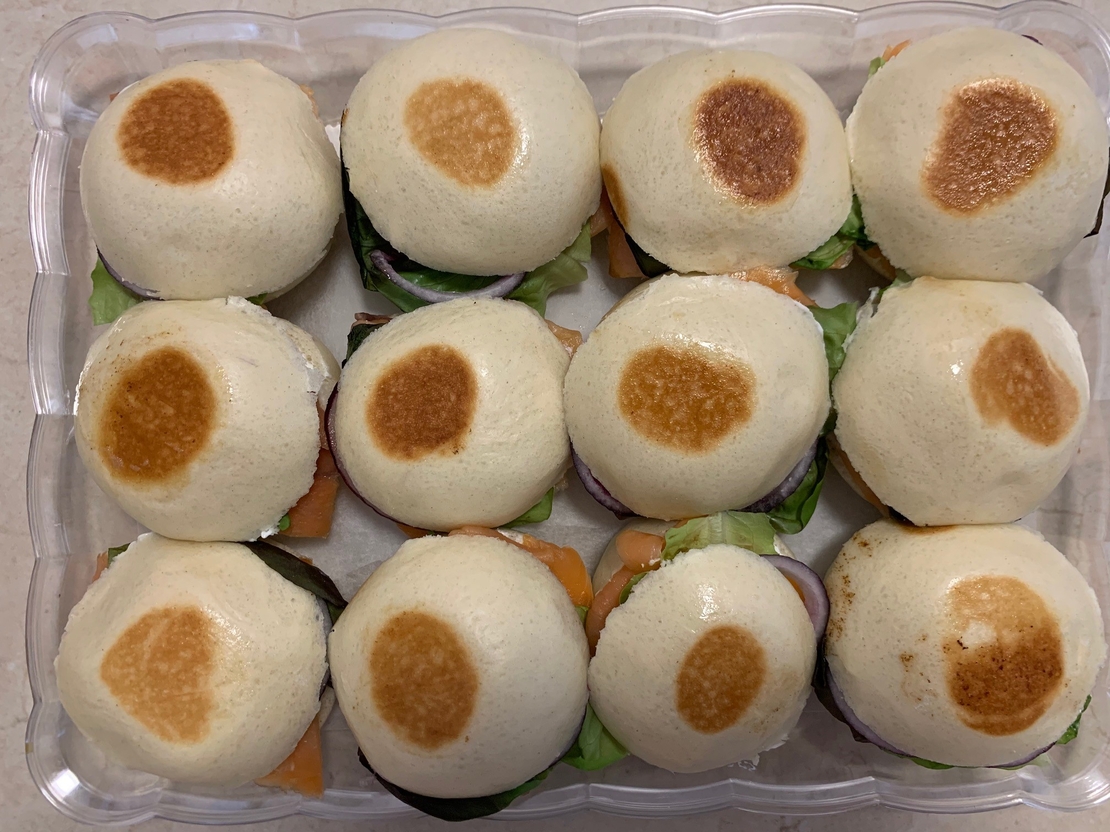 באנים מאודים במילוי סלמון מעושן