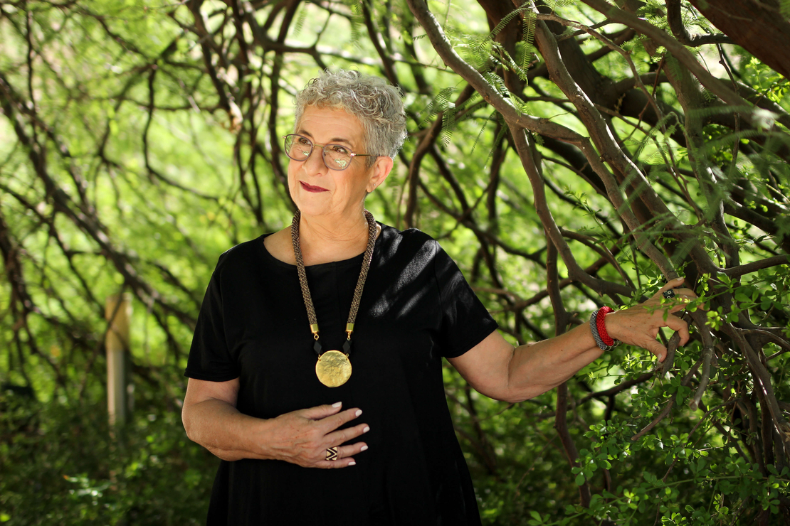 שרשרת ענבל | תכשיט תליון עיגול | תכשיט שחור & זהב 