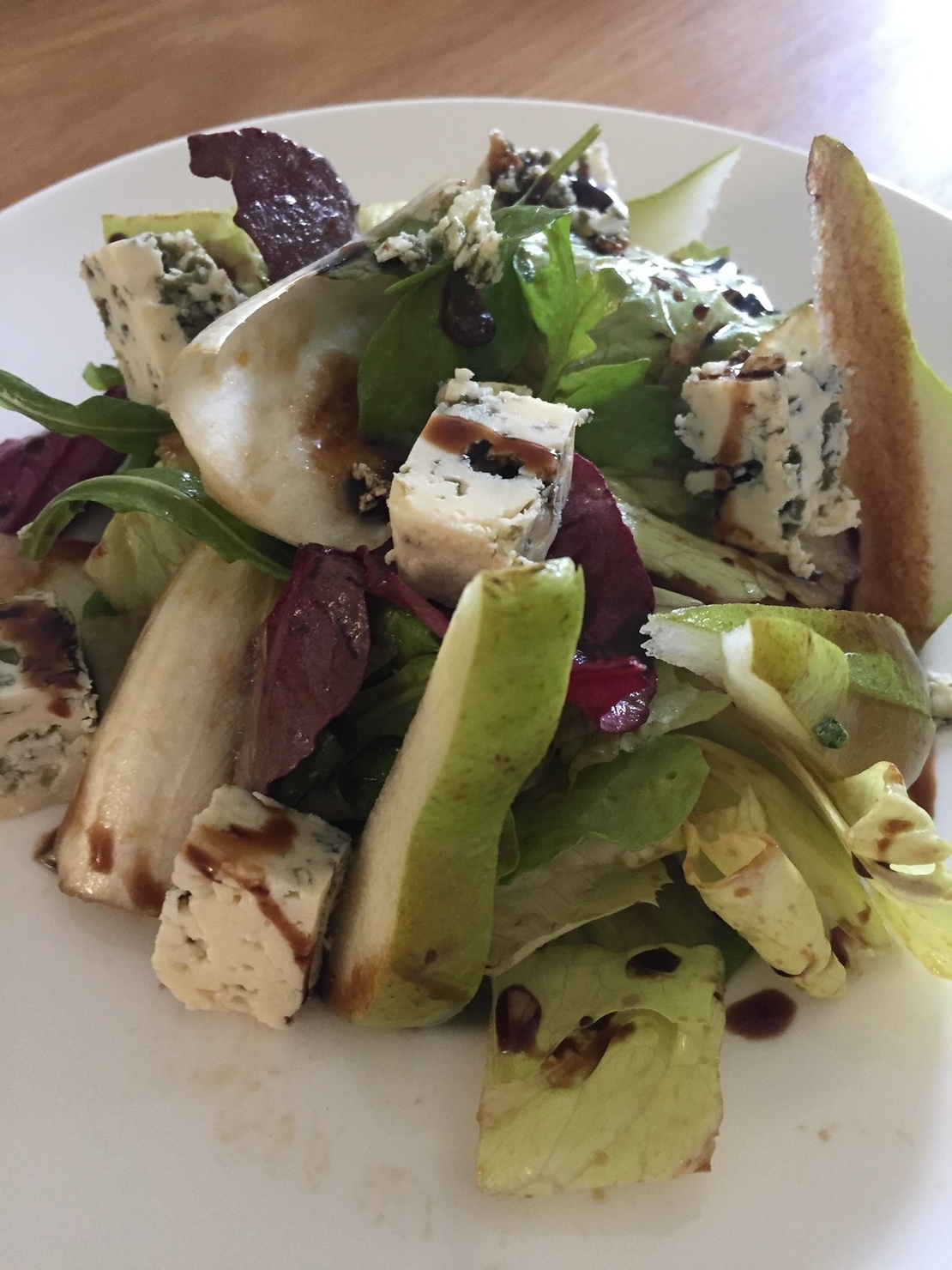 סלט עשיר במגוון חסות, גבינת רוקפור, אגסים וקרוטונים