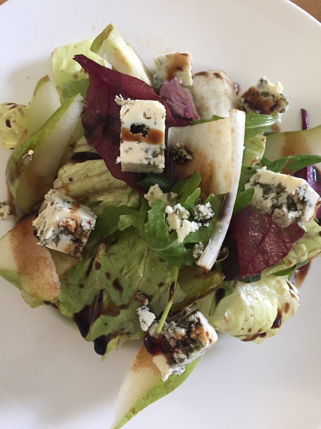 סלט עשיר במגוון חסות, גבינת רוקפור, אגסים וקרוטונים