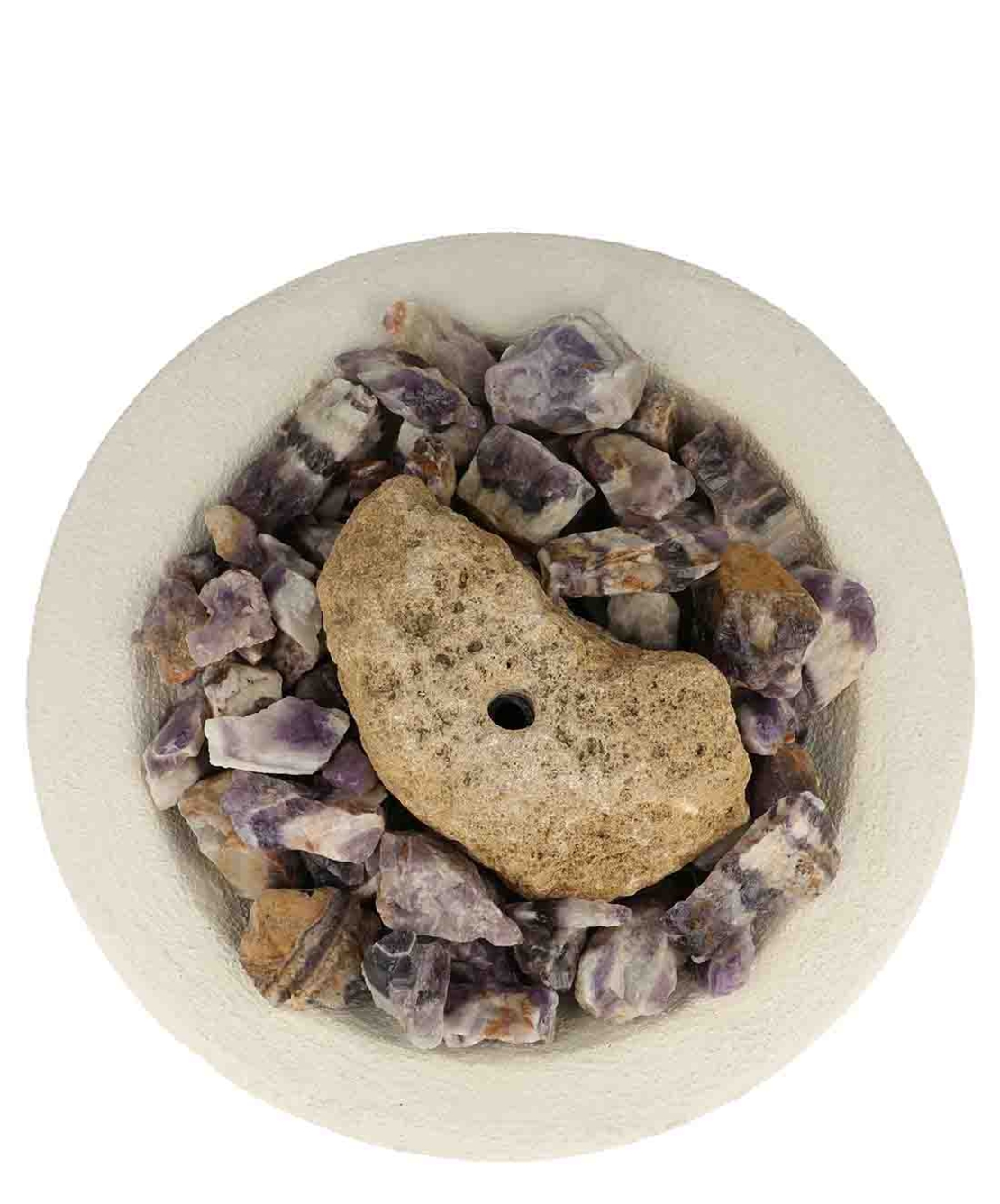 מזרקה עם אמטיסט שברון גולמי בקערה עגולה לבנה