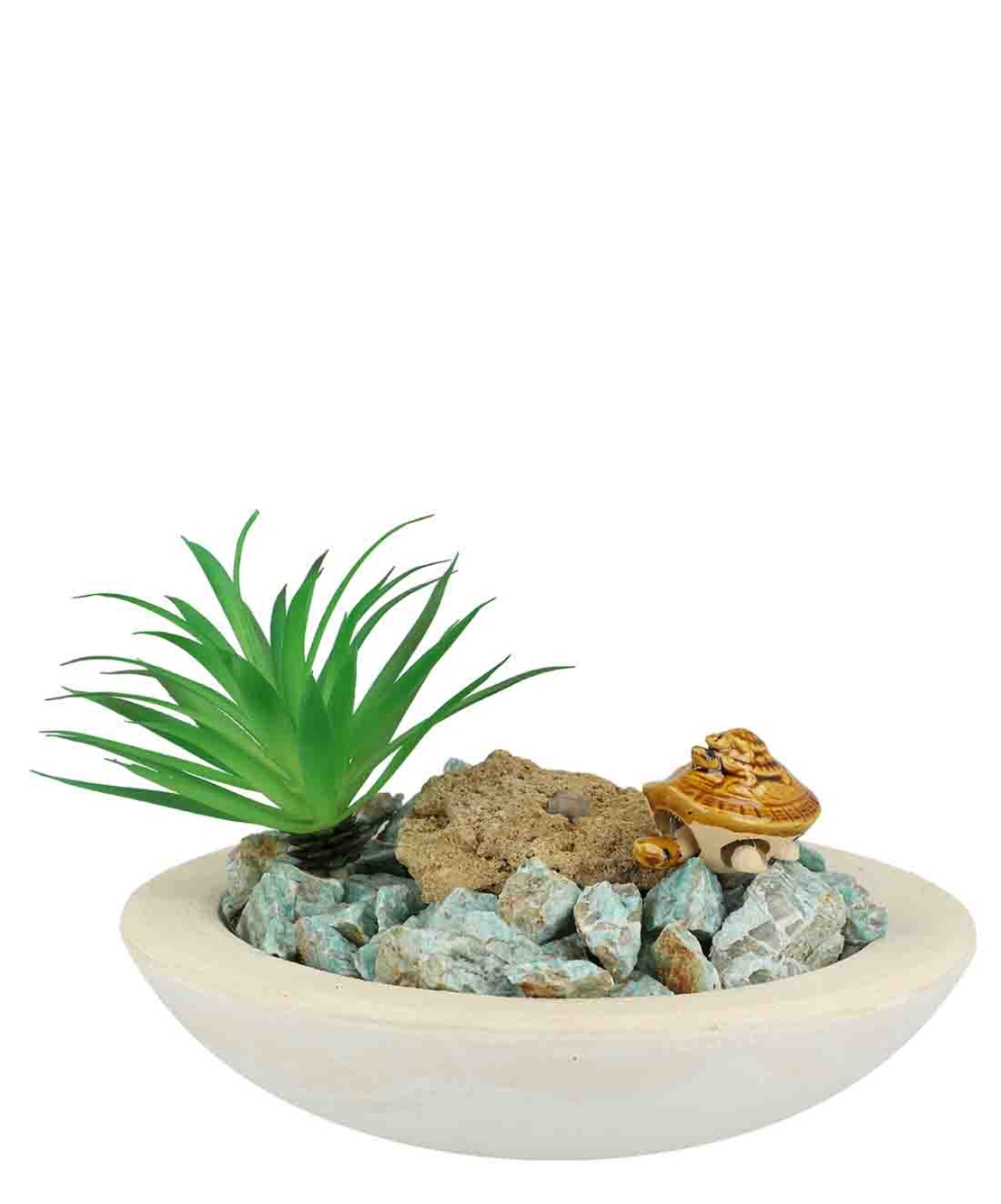 מזרקה עם אמזונייט גולמי בקערה עגולה לבנה