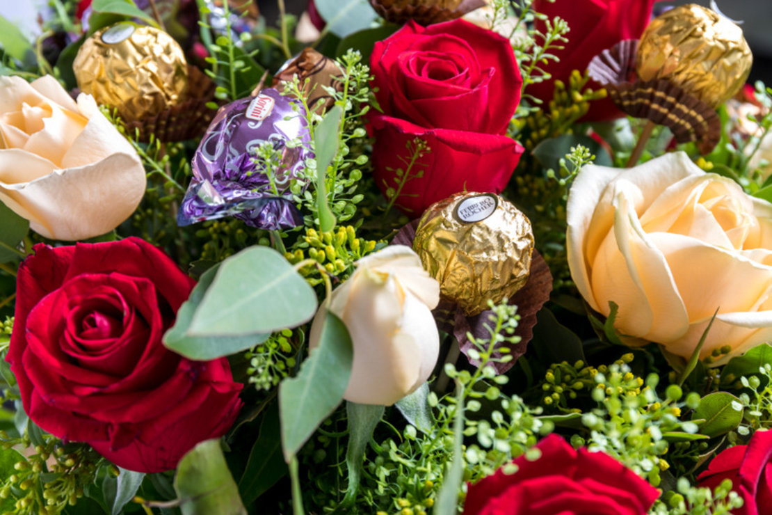 זר ורדים ושוקולד