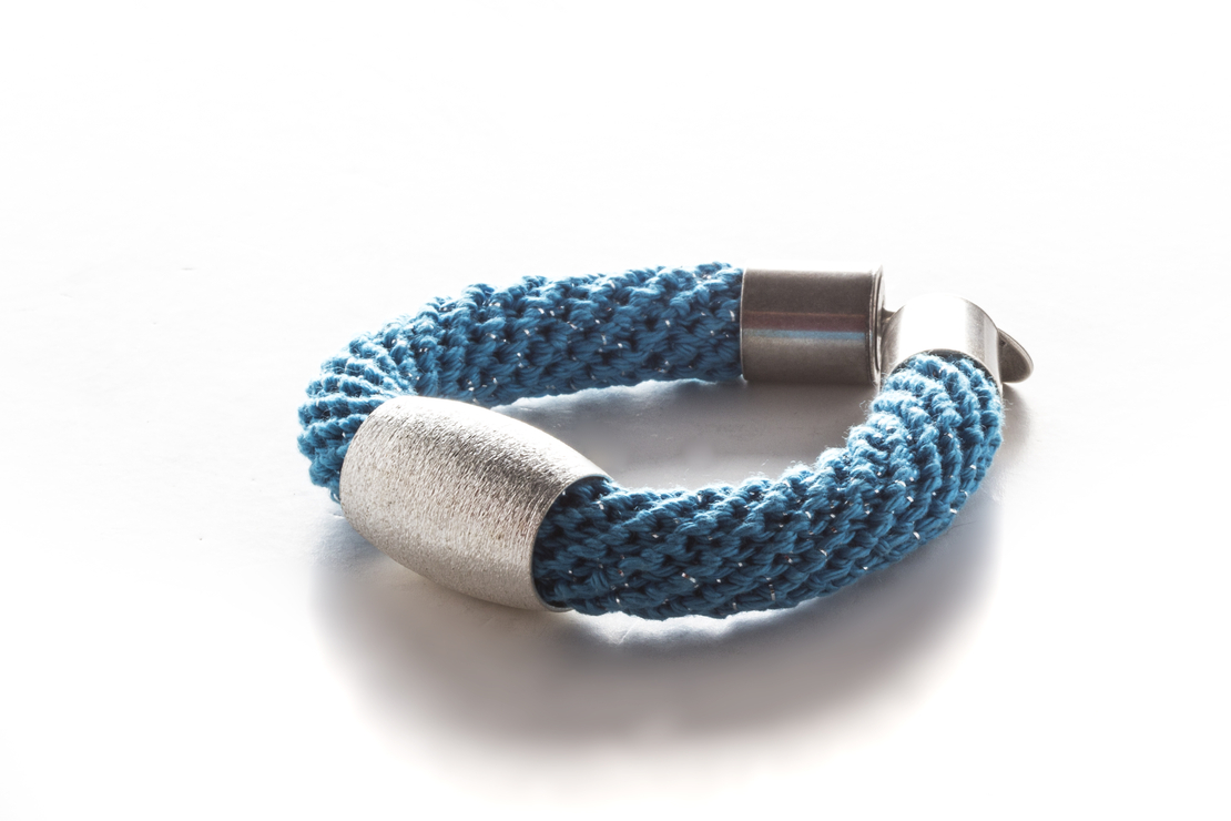 צמיד דליה | צמיד סרוג עם אלמנט | צמיד תכלת & כסף