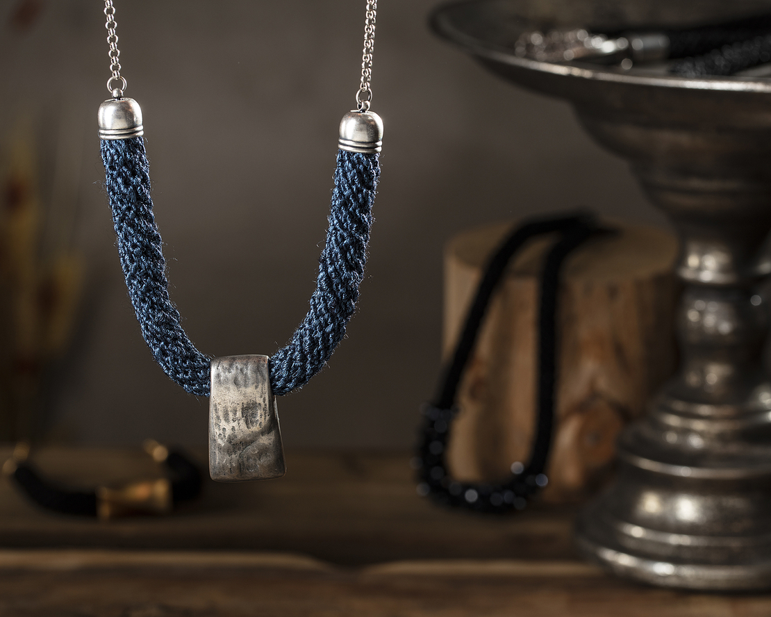 שרשרת שירה | תכשיט טרפז צר | תכשיט כחול & כסף 