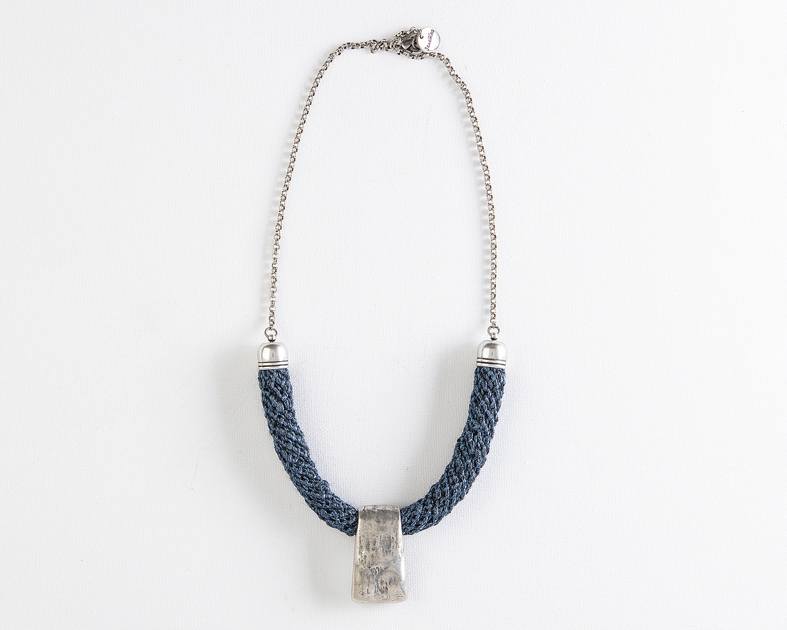 שרשרת שירה | תכשיט טרפז צר | תכשיט כחול & כסף 