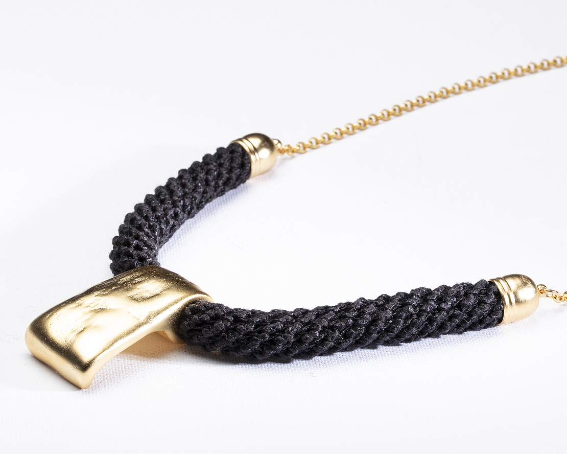 שרשרת אדום / זהב - שירה