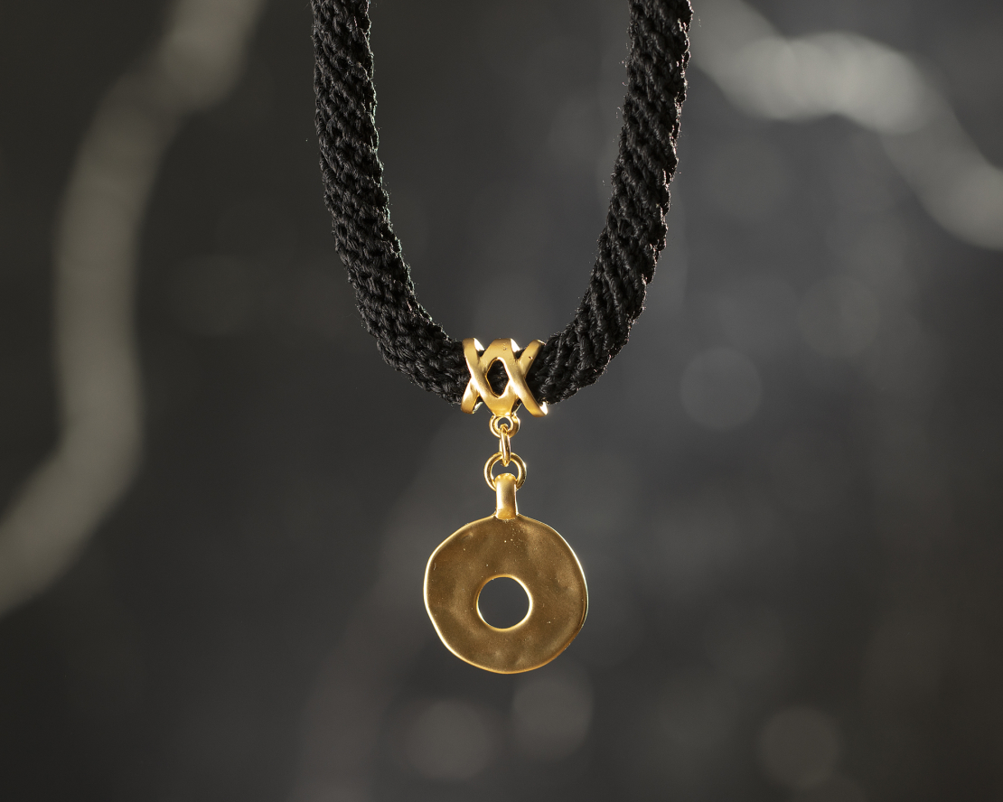 שרשרת ענבר | תכשיט תליון עיגול עם חור | תכשיט שחור & זהב 