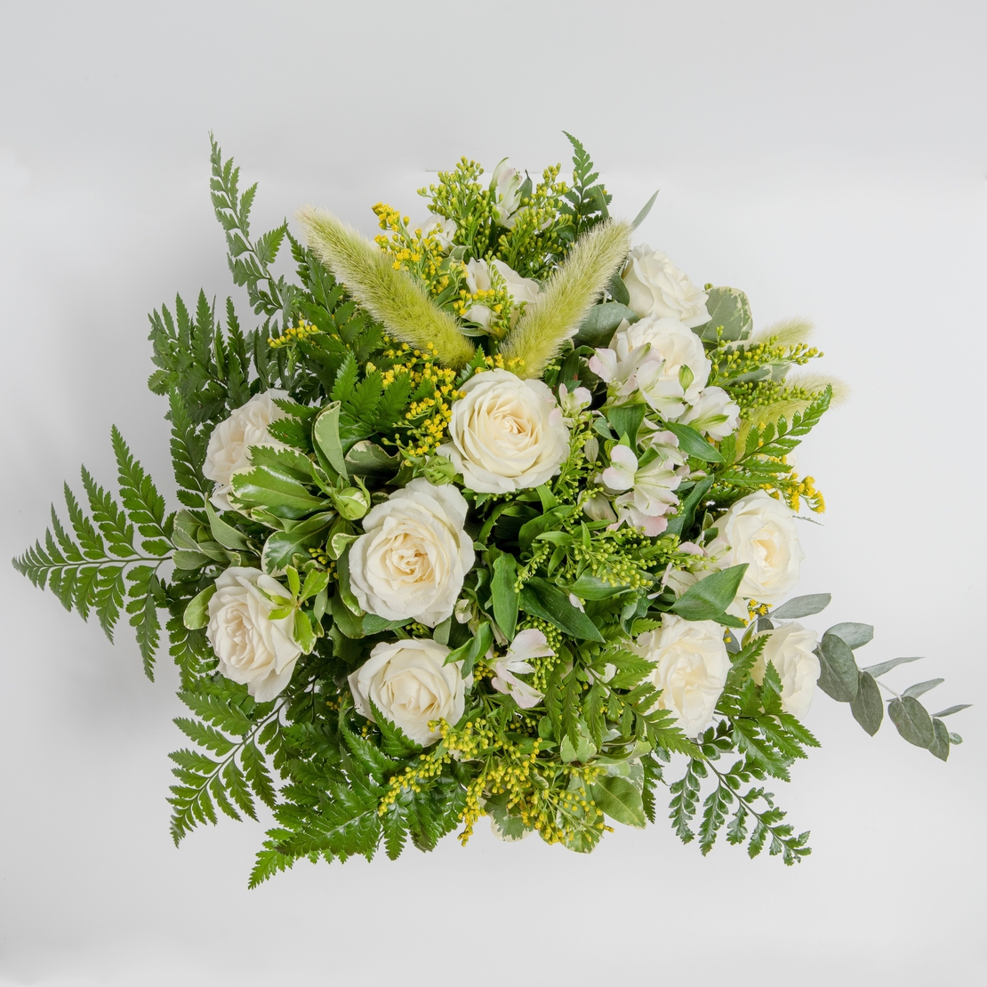 סידור ורדים לבן באגרטל