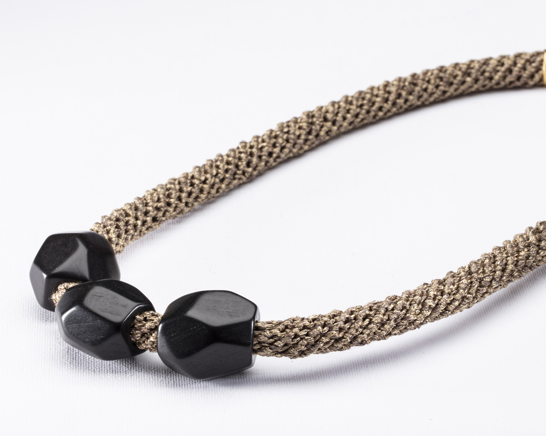 שרשרת טליה | תכשיט חרוזי טגואה | תכשיט זהב & בורדו 