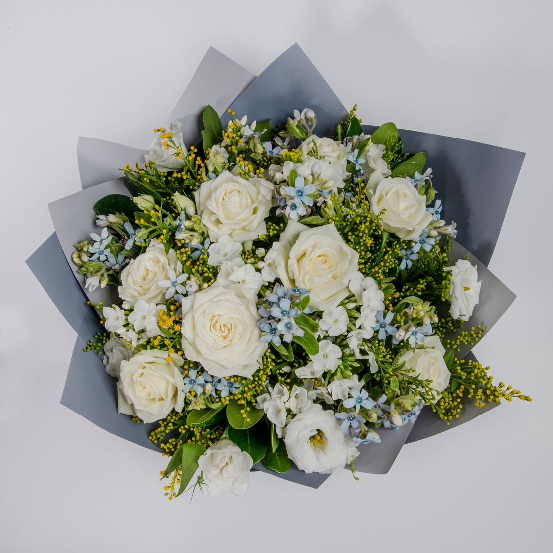 זר פרחים חלבי