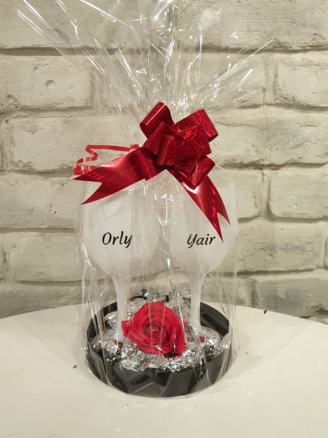 מארז כוסות ממותגות במארז זוגי ושוקולדים 232