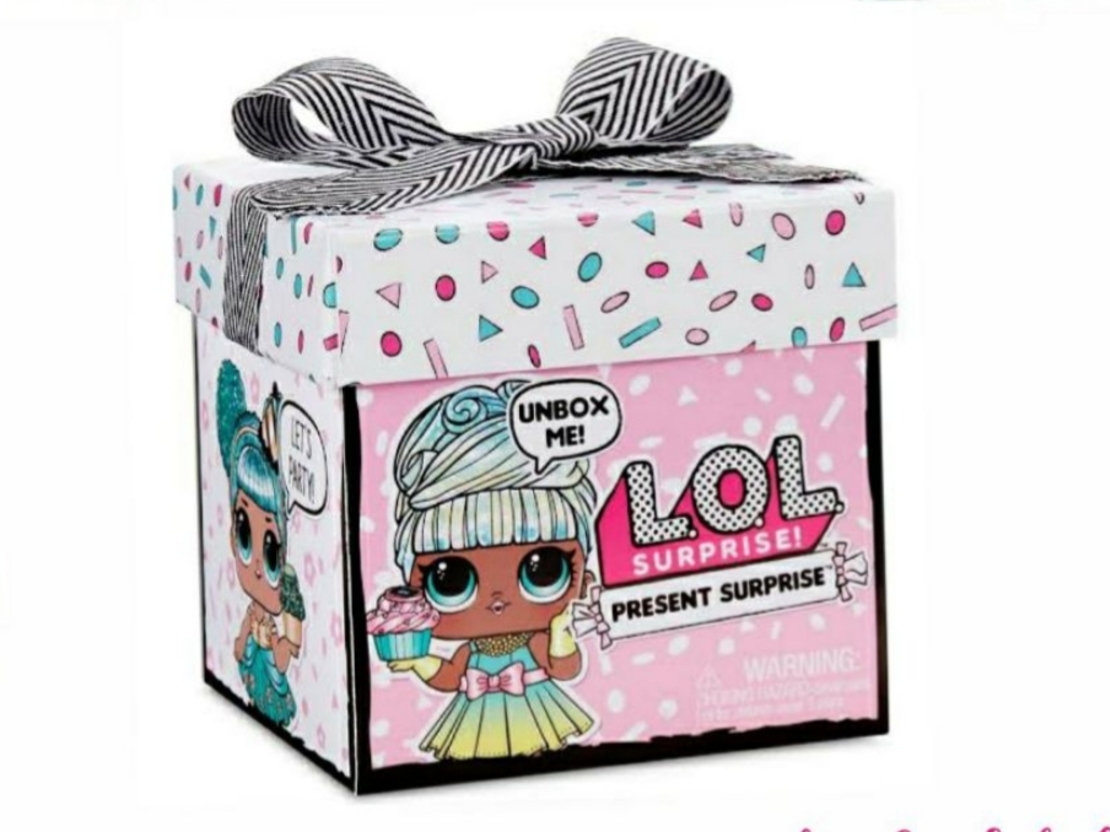 לול הפתעת המתנה - בובה עם 8 הפתעות