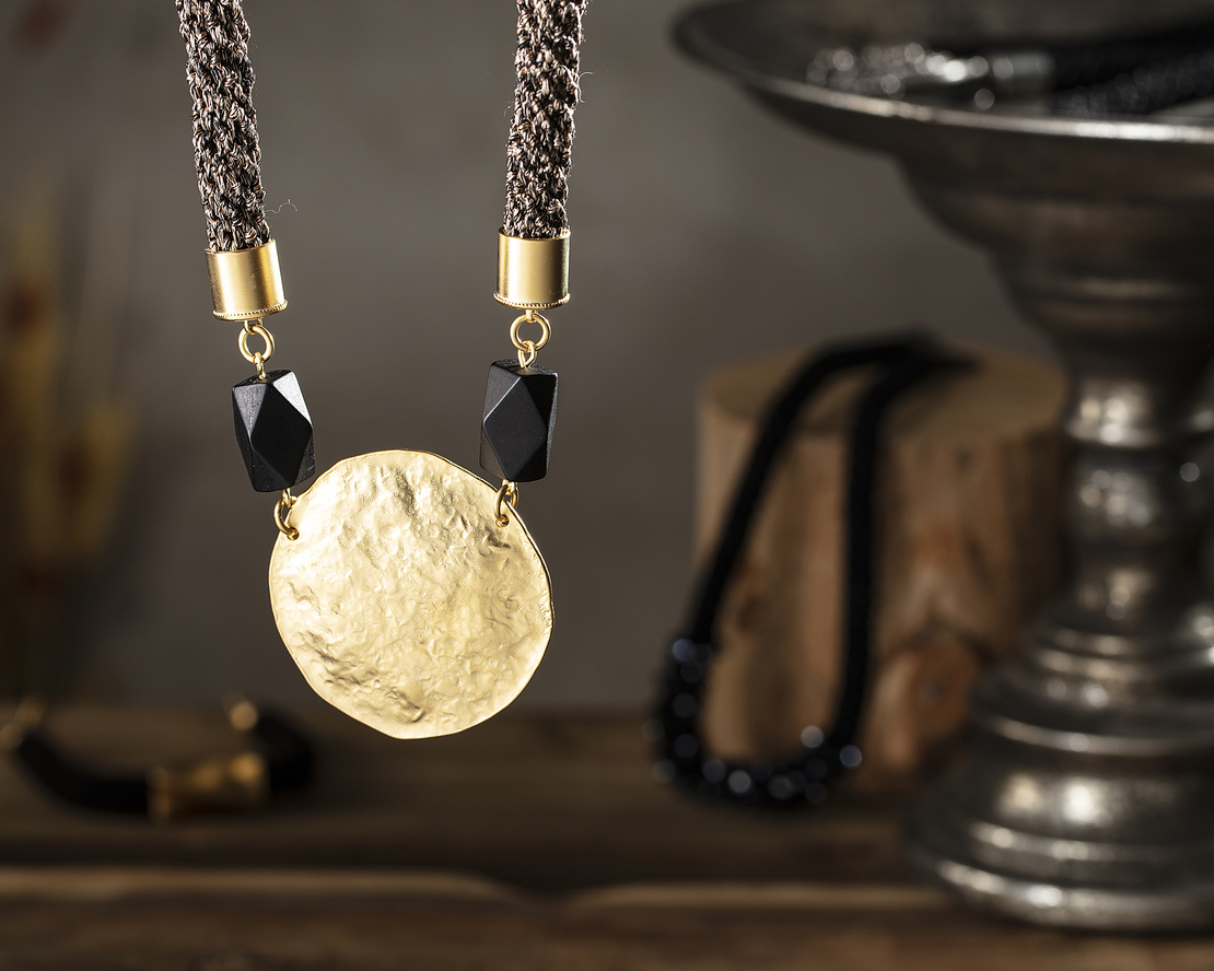 שרשרת ענבל | תכשיט תליון עיגול | תכשיט שחור & זהב 