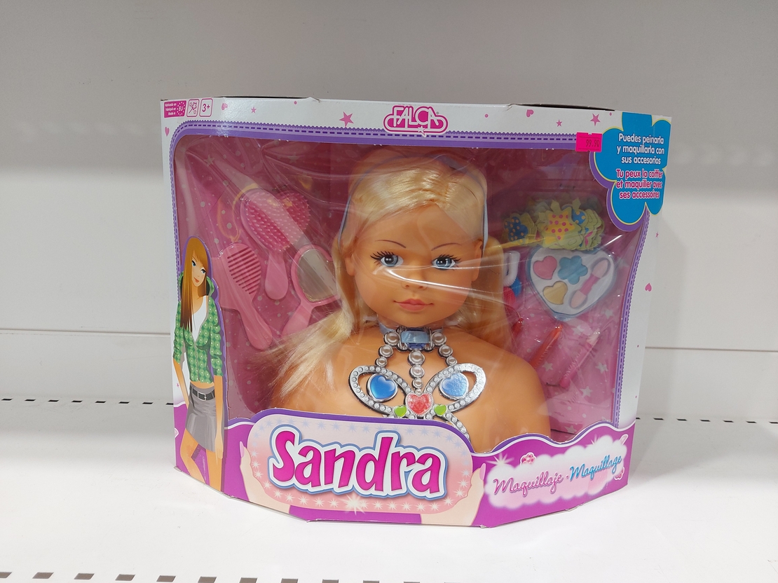 ראש בובה עם איפור