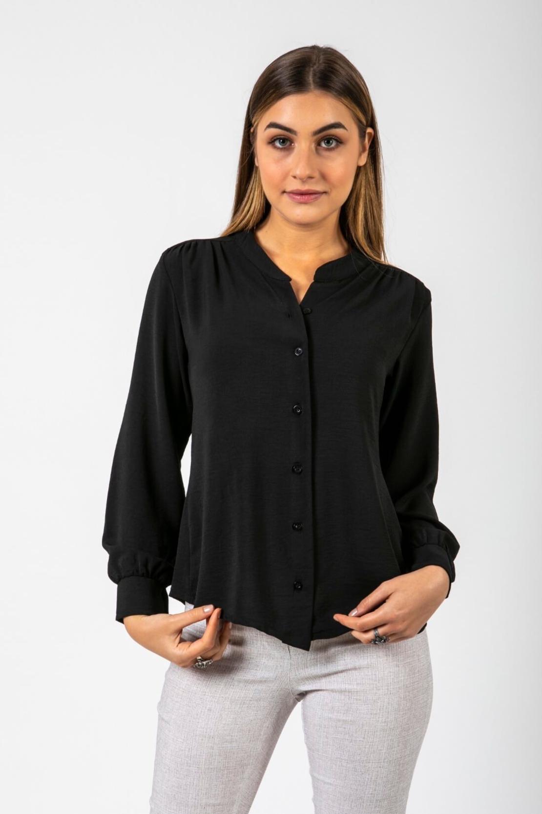חולצה מכופתרת עם צווארון סיני נמוך דגם להגשים שחור(אורלי גולן)