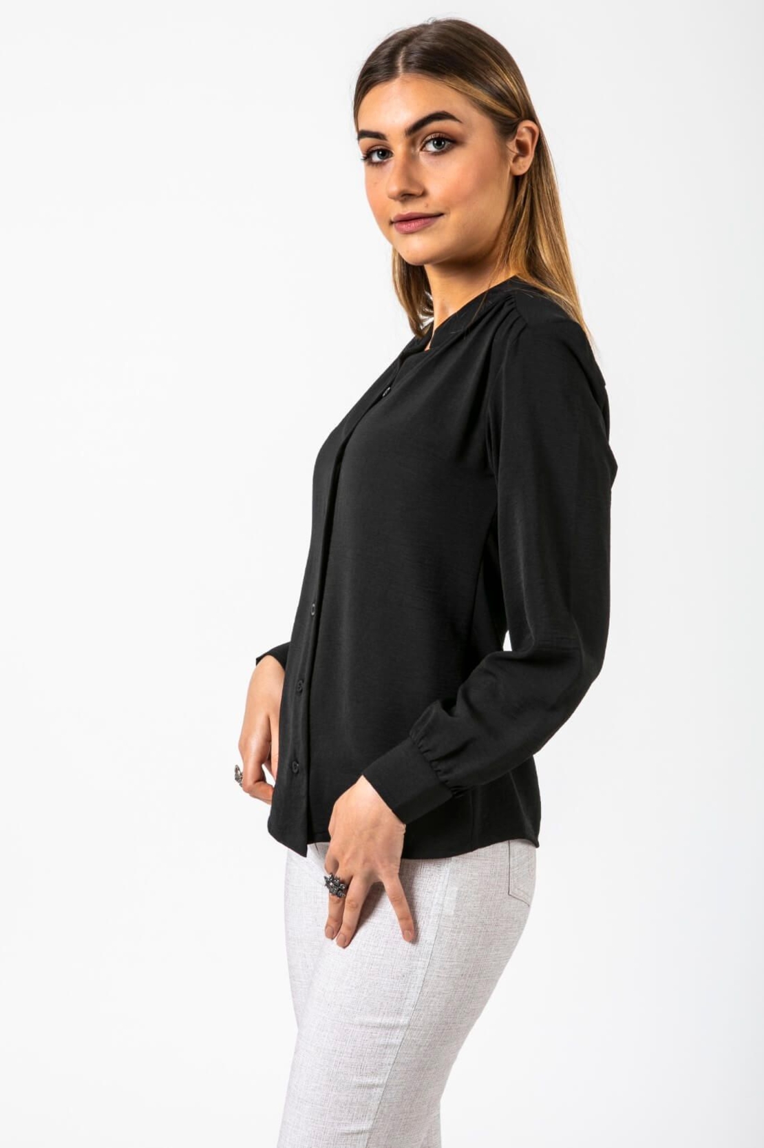 חולצה מכופתרת עם צווארון סיני נמוך דגם להגשים שחור(אורלי גולן)