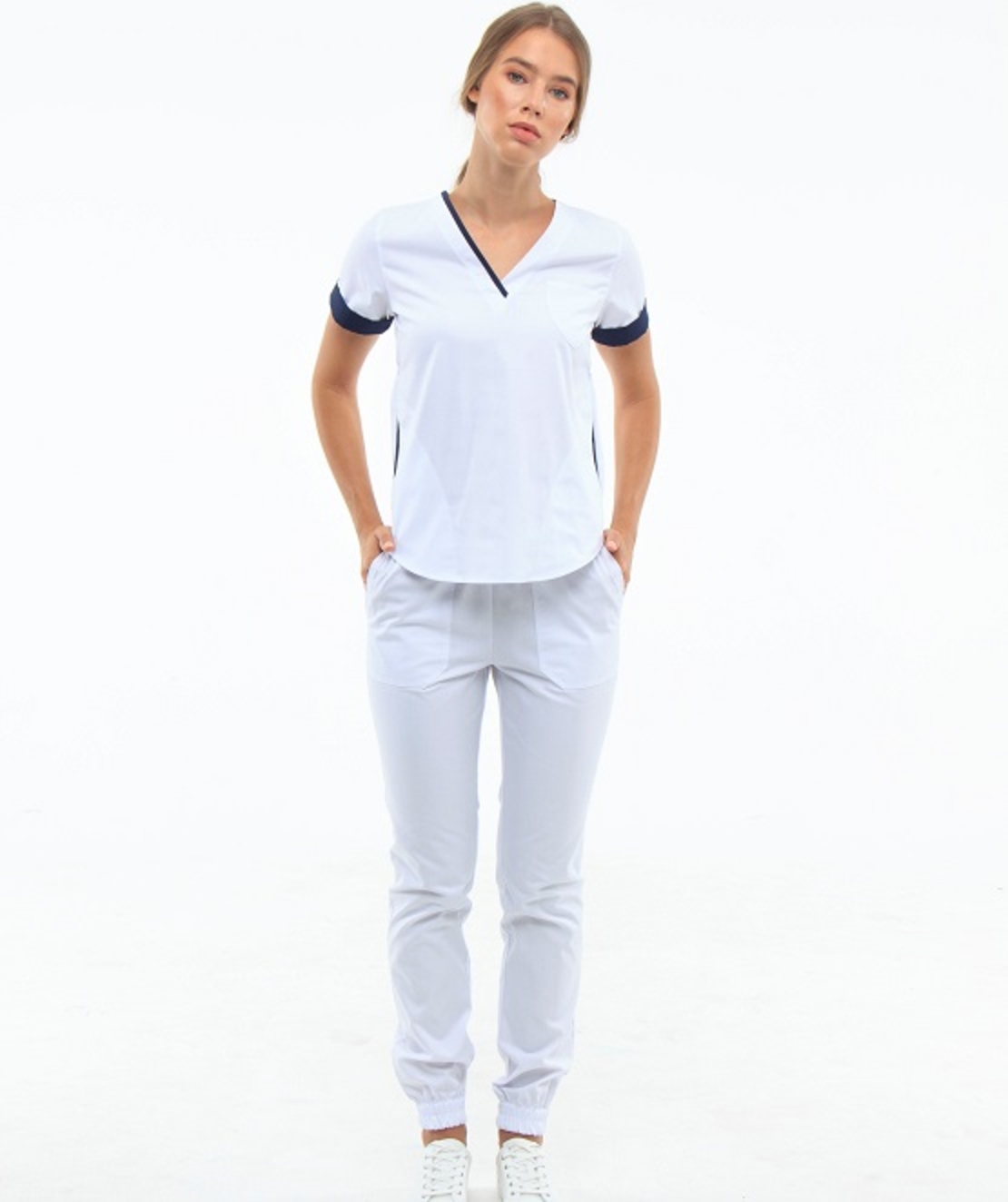 חליפת ניתוחים צבע לבן עם פס כחול 1489