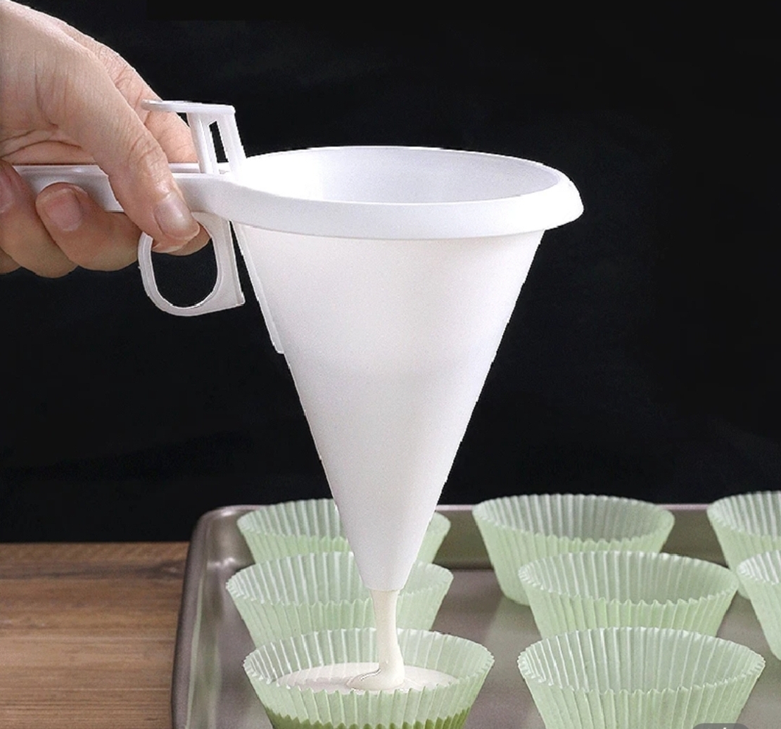 משפך מוזג בלילה