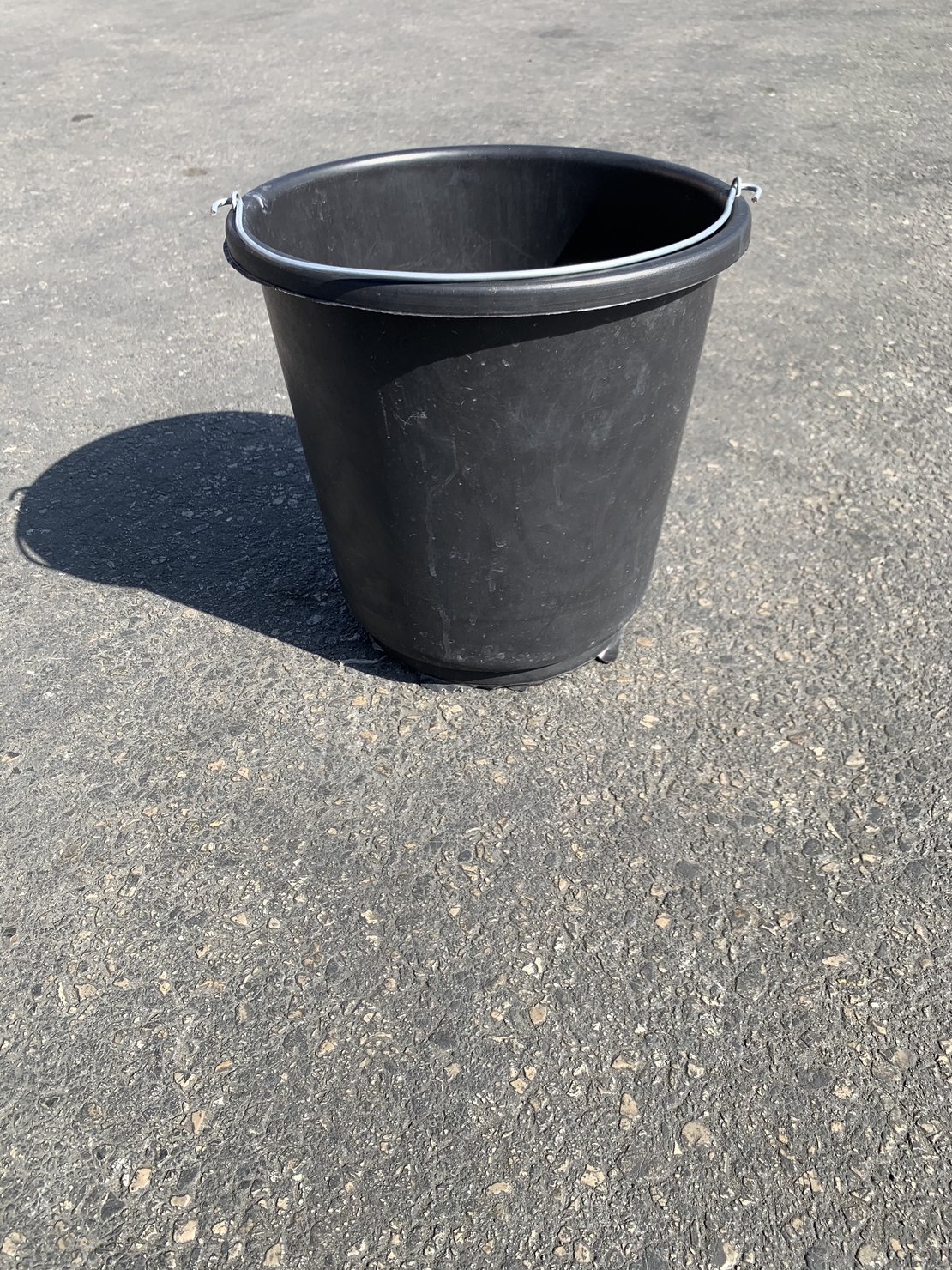 דלי עבודה שחור