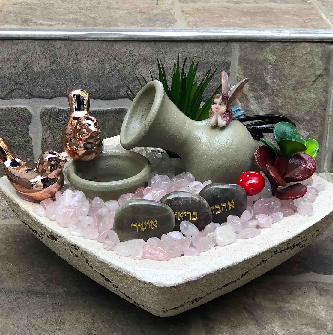 מפל מים עם רוזקוורץ וקריסטל קוורץ מוחלק בקערה מרובעת