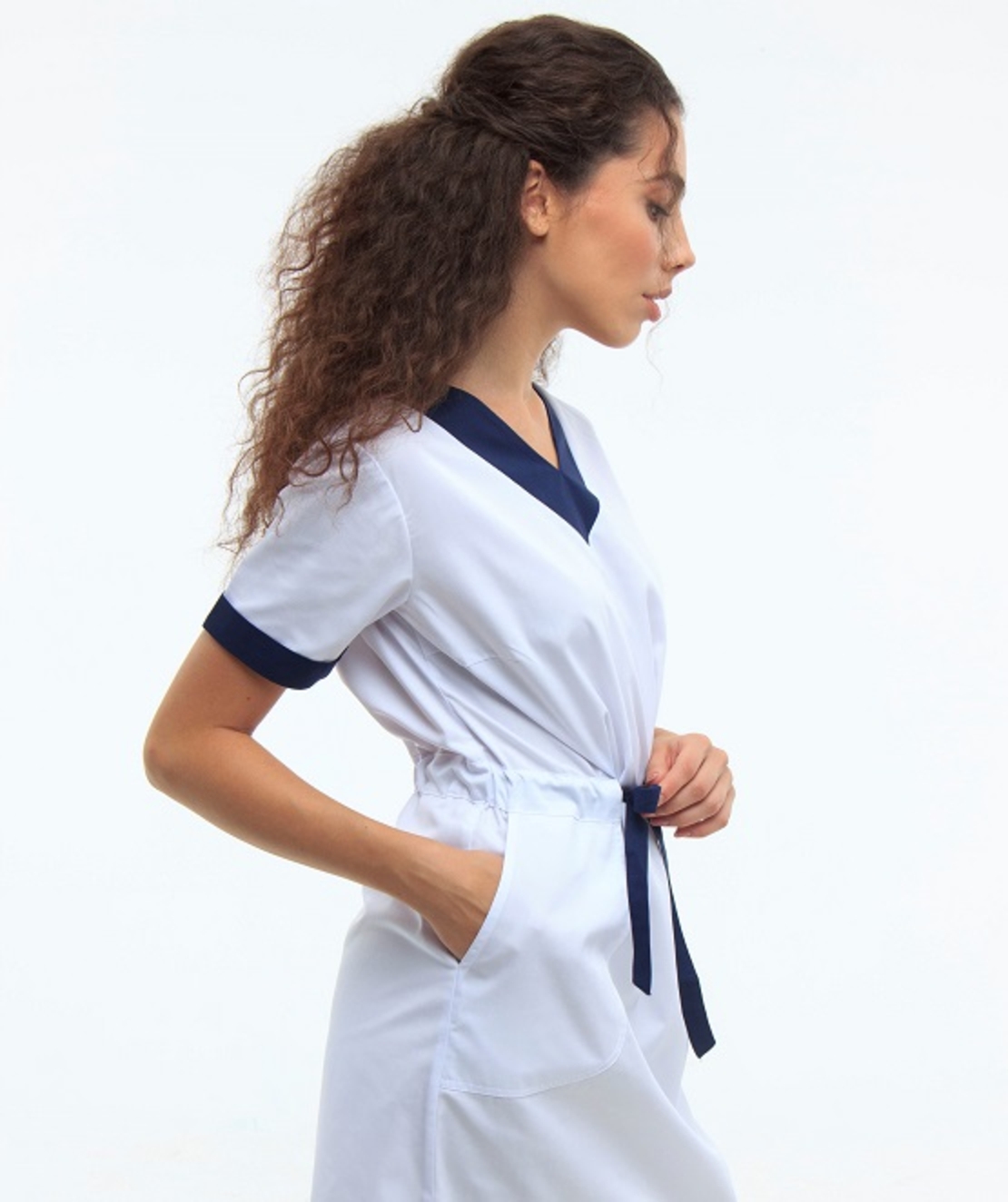 שמלת מדים צבע לבן עם פס כחול כהה 130