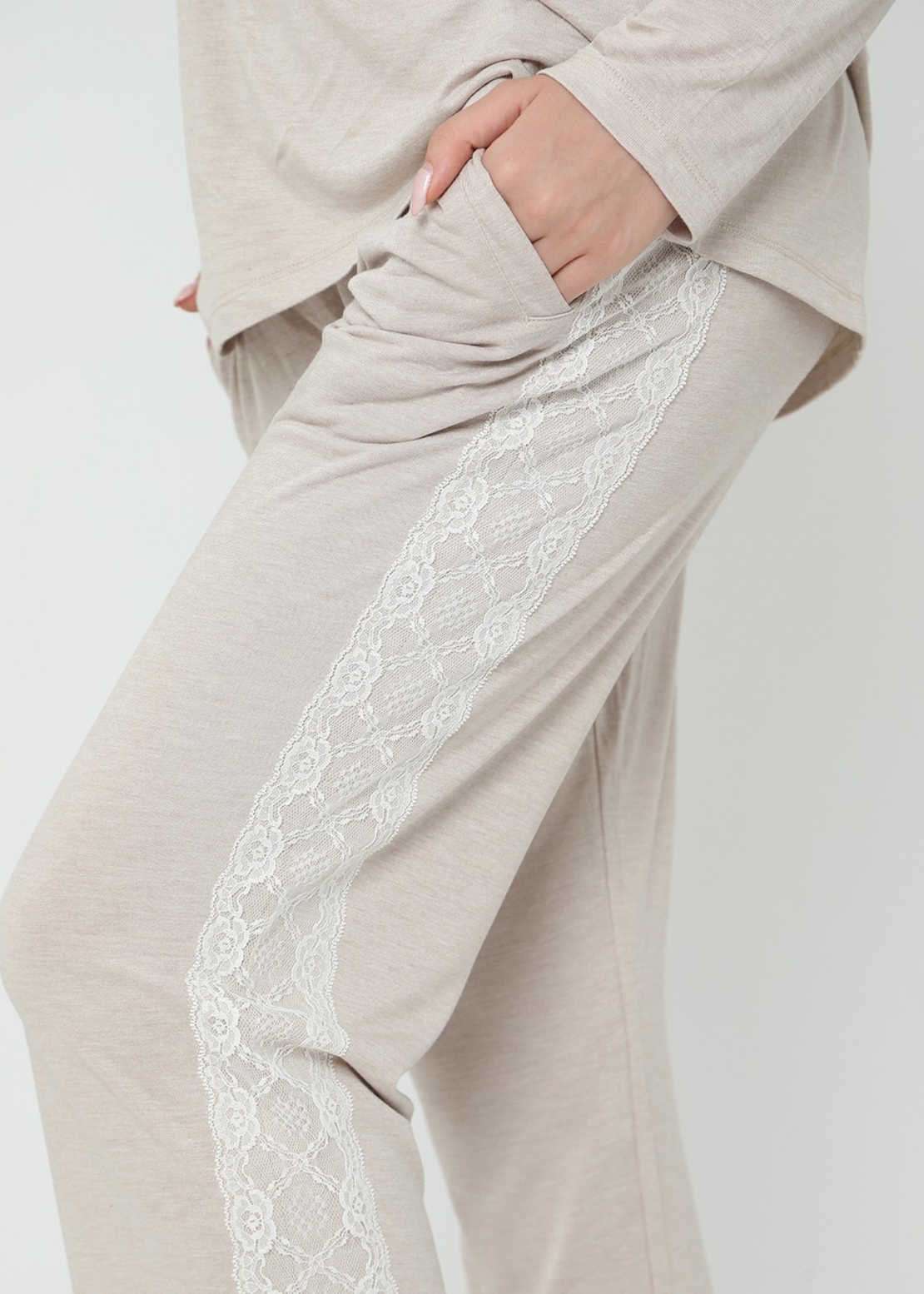 חליפת פנאי במבוק תחרה