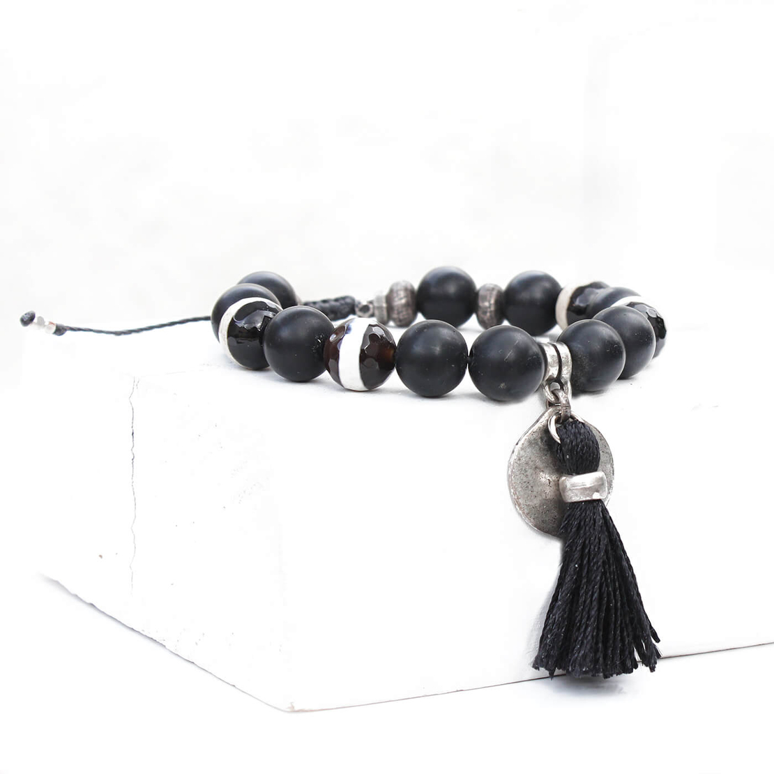 צמיד גדיל אבנים - שחור, כסף