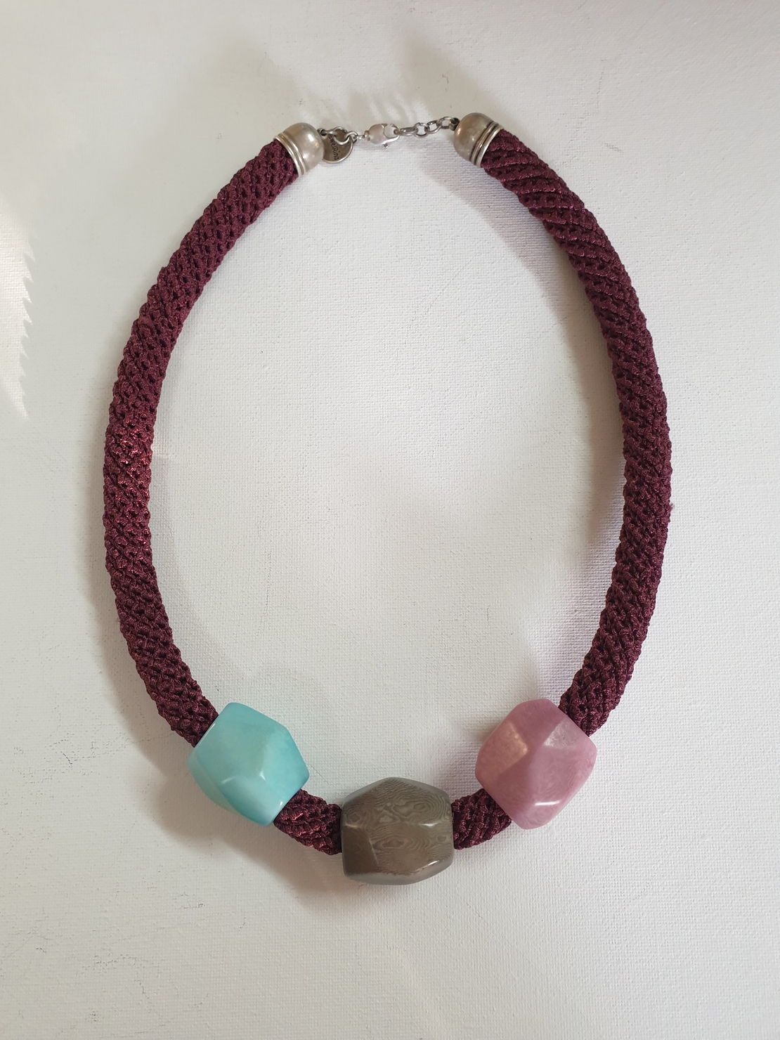 שרשרת טליה | תכשיט חרוזי טגואה | תכשיט בורדו 