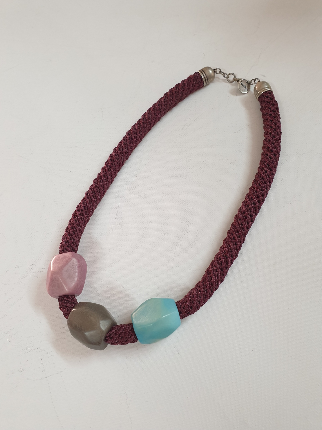 שרשרת טליה | תכשיט חרוזי טגואה | תכשיט בורדו 