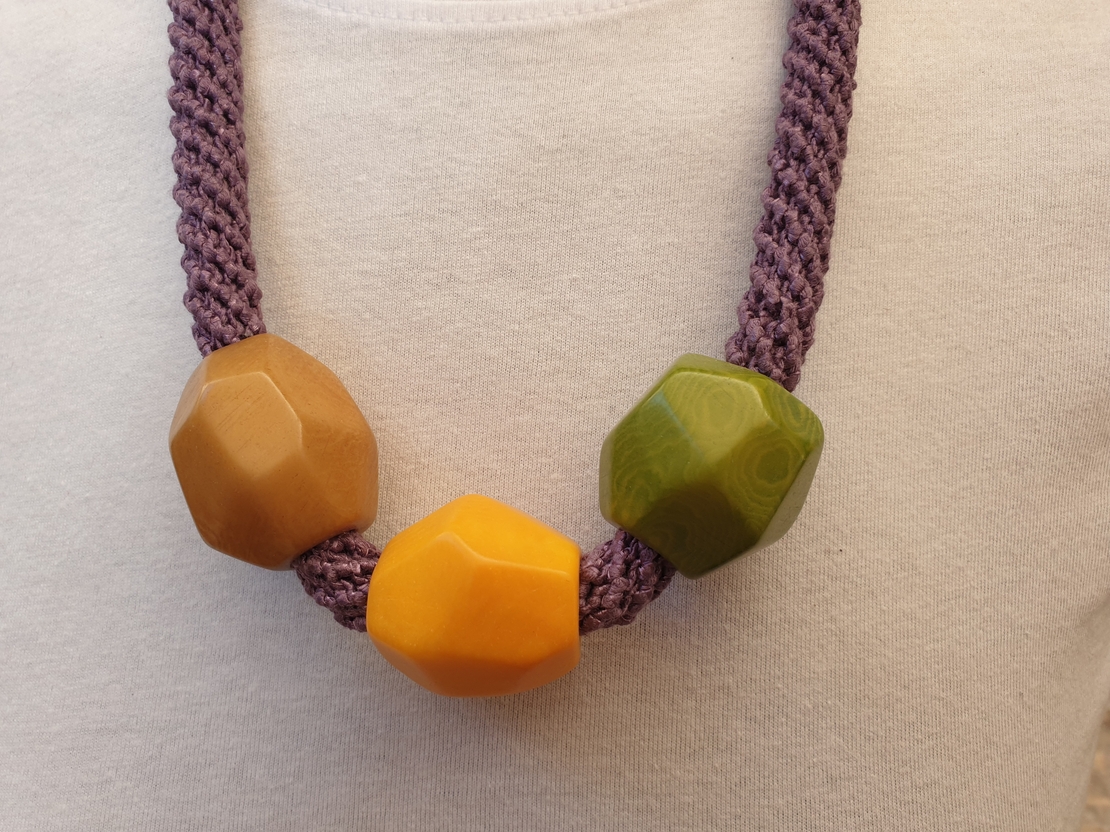 שרשרת טליה | תכשיט חרוזי טגואה | תכשיט סגול & צהוב & ירוק 