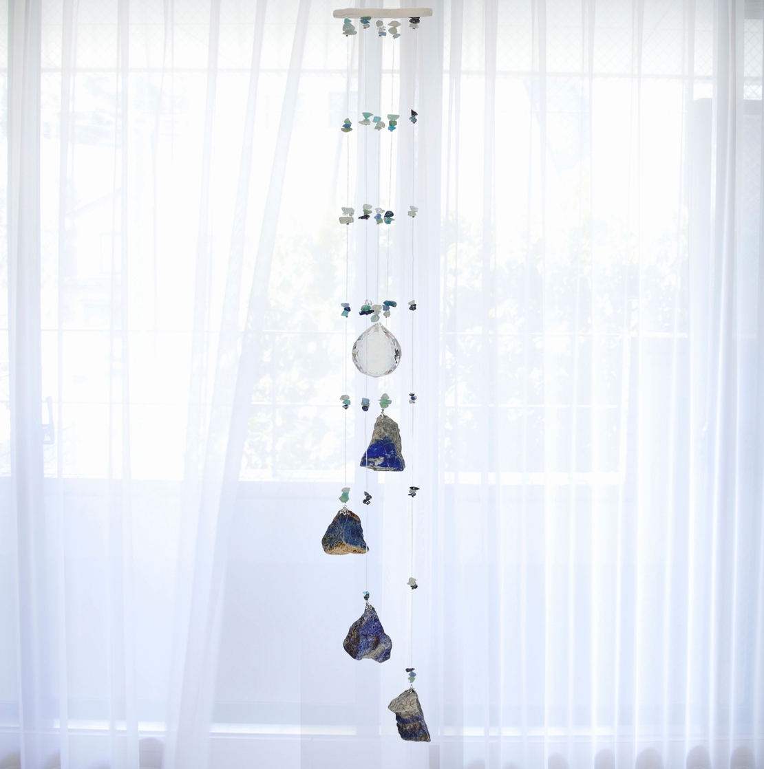 מובייל ספירלה משולב אבני לאפיס לזולי גולמיות 5 זרועות 65 ס