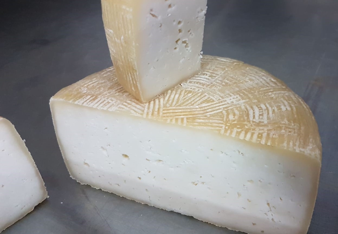 גבינה קשה מחלב בקר