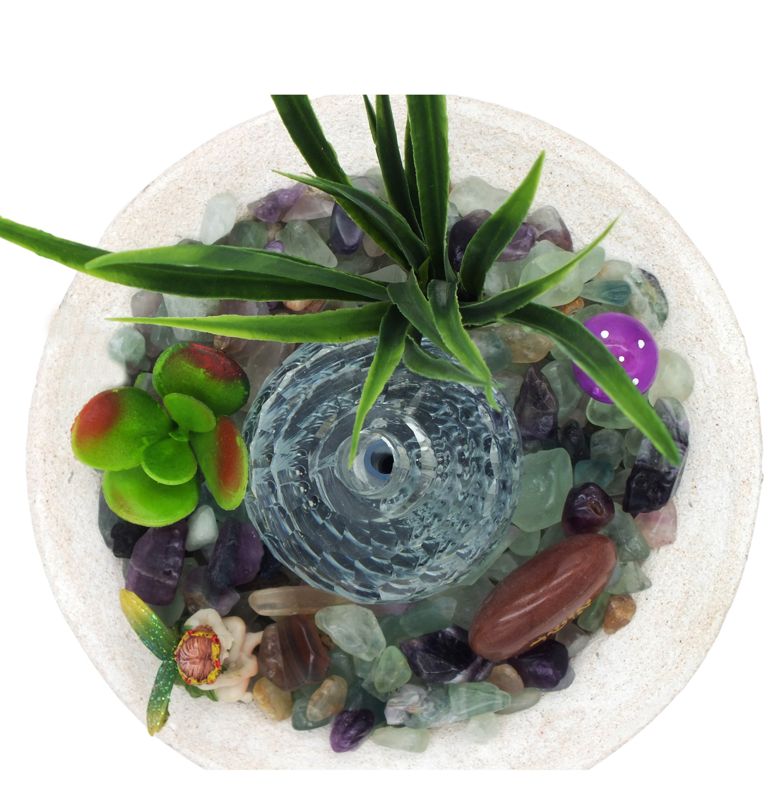 מזרקה עם פלורייט מוחלק בקערה עגולה עם כדור קריסטל 