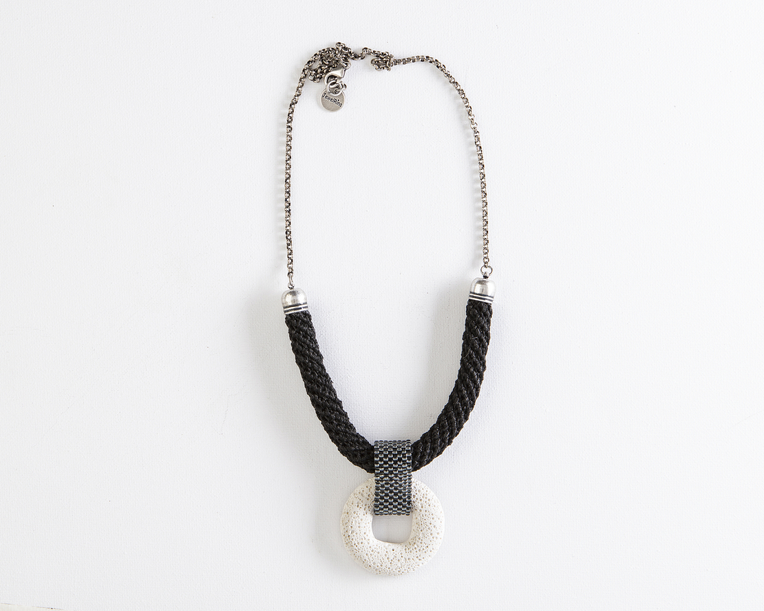שרשרת שחור / לבן - שלווה