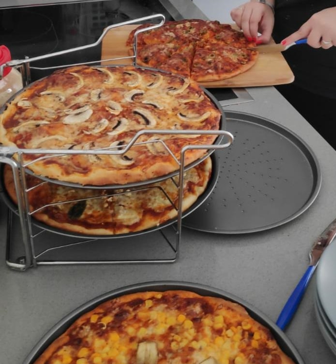 מעמד עם  4 מגשי פיצות Pizza Set